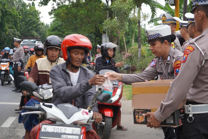 polres probolinggo bagi takjil