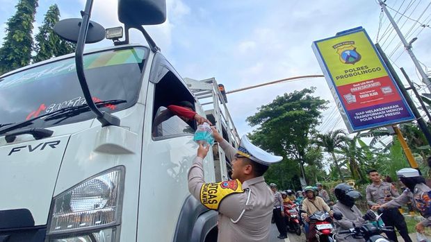 polres probolinggo bagi takjil