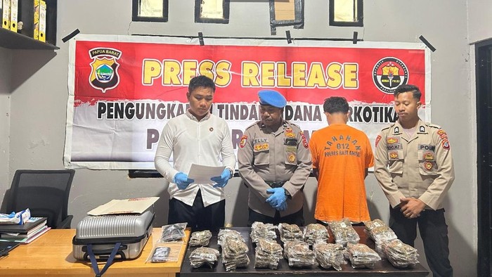 Polres Raja Ampat menggelar konferensi pers pengungkapan ganja 2 kilogram.