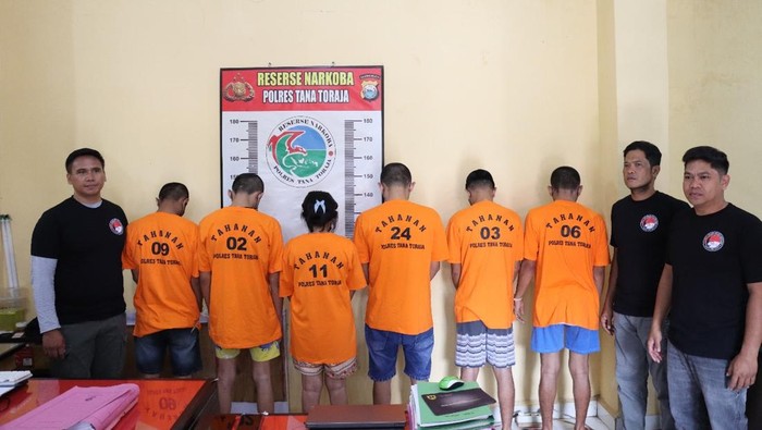 Polres Tana Toraja, Sulawesi Selatan (Sulsel) menangkap 6 orang yang tergabung dalam sindikat pengedar narkoba dengan barang bukti sabu 98,28 gram.