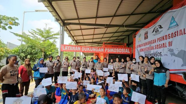 Polwan Polda Metro Jaya turun memulihkan trauma anak-anak korban banjir di PGP Bekasi.