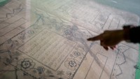 Al-Quran raksasa 30 juz yang berukuran 1 x 1,5 meter diperkirakan dibuat pada tahun 1784 tersebut dipamerkan pada selama bulan Suci Ramadan.