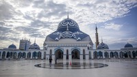 Warga berada di halaman Masjid Agung Raja Hamidah Batam, Kepulauan Riau, Kamis (6/3/2025).