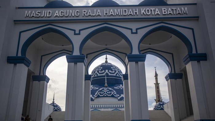 Warga berada di halaman Masjid Agung Raja Hamidah Batam, Kepulauan Riau, Kamis (6/3/2025). Masjid Agung Raja Hamidah Batam berdiri di atas lahan seluas 33.392 meter persegi yang telah direvitalisasi itu merupakan objek wisata religius yang menjadi salah satu tempat favorit bagi warga untuk menunggu waktu berbuka puasa (ngabuburit). ANTARA FOTO/Teguh Prihatna/foc.