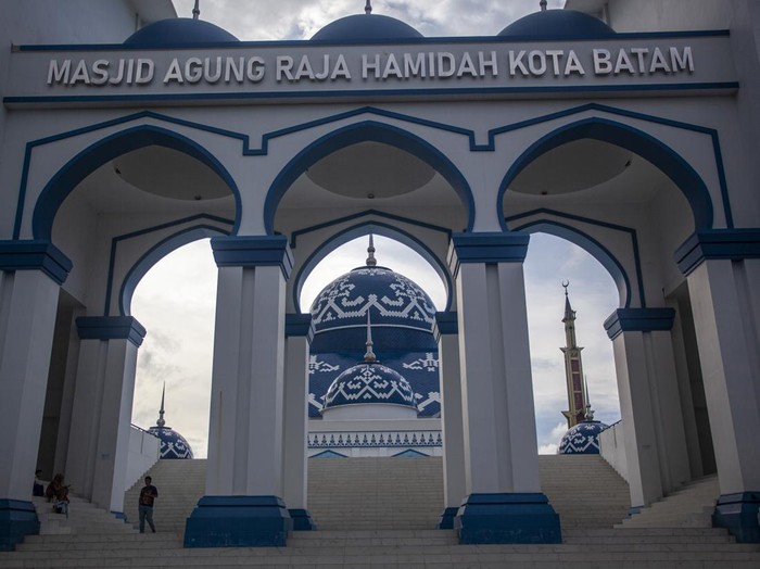 Warga berada di halaman Masjid Agung Raja Hamidah Batam, Kepulauan Riau, Kamis (6/3/2025). Masjid Agung Raja Hamidah Batam berdiri di atas lahan seluas 33.392 meter persegi yang telah direvitalisasi itu merupakan objek wisata religius yang menjadi salah satu tempat favorit bagi warga untuk menunggu waktu berbuka puasa (ngabuburit). ANTARA FOTO/Teguh Prihatna/foc.