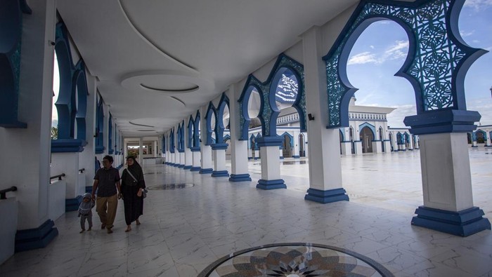 Potret Kemegahan Masjid Agung Raja Hamidah Batam Warga berada di halaman Masjid Agung Raja Hamidah Batam, Kepulauan Riau, Kamis (6/3/2025). Masjid Agung Raja Hamidah Batam berdiri di atas lahan seluas 33.392 meter persegi yang telah direvitalisasi itu merupakan objek wisata religius yang menjadi salah satu tempat favorit bagi warga untuk menunggu waktu berbuka puasa (ngabuburit). ANTARA FOTO/Teguh Prihatna/foc.
