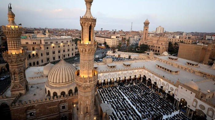 Muslims gather for a collective Iftar meal organised by Al-Azhar mosque for foreign students during the holy month of Ramadan, where they serve around 5,000 meals per day, in the old Islamic area of Cairo, Egypt March 4, 2025. REUTERS/Mohamed Abd El Ghany