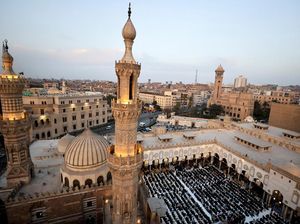 Potret Masjid Al-Azhar Mesir Gelar Buka Puasa Bersama untuk Ribuan Mahasiswa