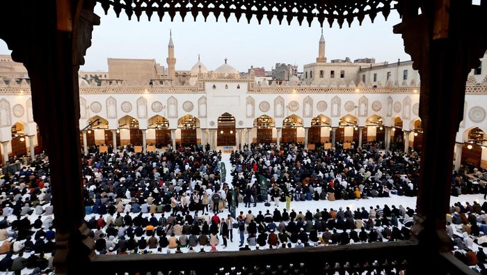 Muslims gather for a collective Iftar meal organised by Al-Azhar mosque for foreign students during the holy month of Ramadan, where they serve around 5,000 meals per day, in the old Islamic area of Cairo, Egypt March 4, 2025. REUTERS/Mohamed Abd El Ghany