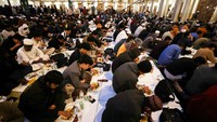 Setiap hari selama Ramadan, Al-Azhar mendistribusikan 5.000 makanan.  