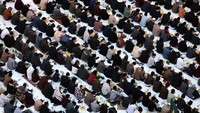 Puasa di bulan Ramadan, bulan kesembilan dan paling suci dalam kalender Islam, adalah salah satu dari lima rukun Islam dan ini adalah waktu di tahun ketika semangat keagamaan kembali menyala di seluruh dunia Muslim.  