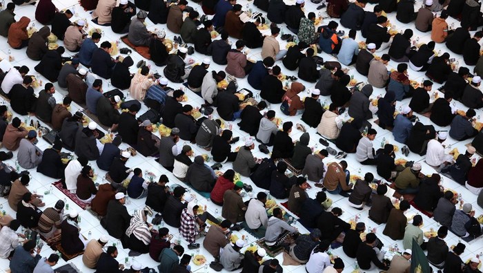 Muslims gather for a collective Iftar meal organised by Al-Azhar mosque for foreign students during the holy month of Ramadan, where they serve around 5,000 meals per day, in the old Islamic area of Cairo, Egypt March 4, 2025. REUTERS/Mohamed Abd El Ghany