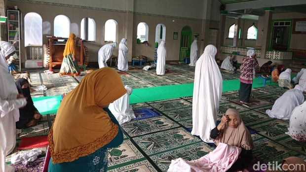 Potret santri sepuh putri di Ponpes Masjid Agung Payaman Magelang yang mondok selama Ramadan 2025. Foto diunggah Kamis (6/3/2025).