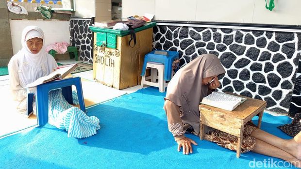 Potret santri sepuh putri di Ponpes Masjid Agung Payaman Magelang yang mondok selama Ramadan 2025. Foto diunggah Kamis (6/3/2025).