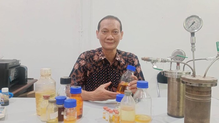 Prof Dr Hendro Juwono MSi, Guru Besar ke-212 ITS yang temukan cara murah ubah limbah plastik jadi BBM RON tinggi.