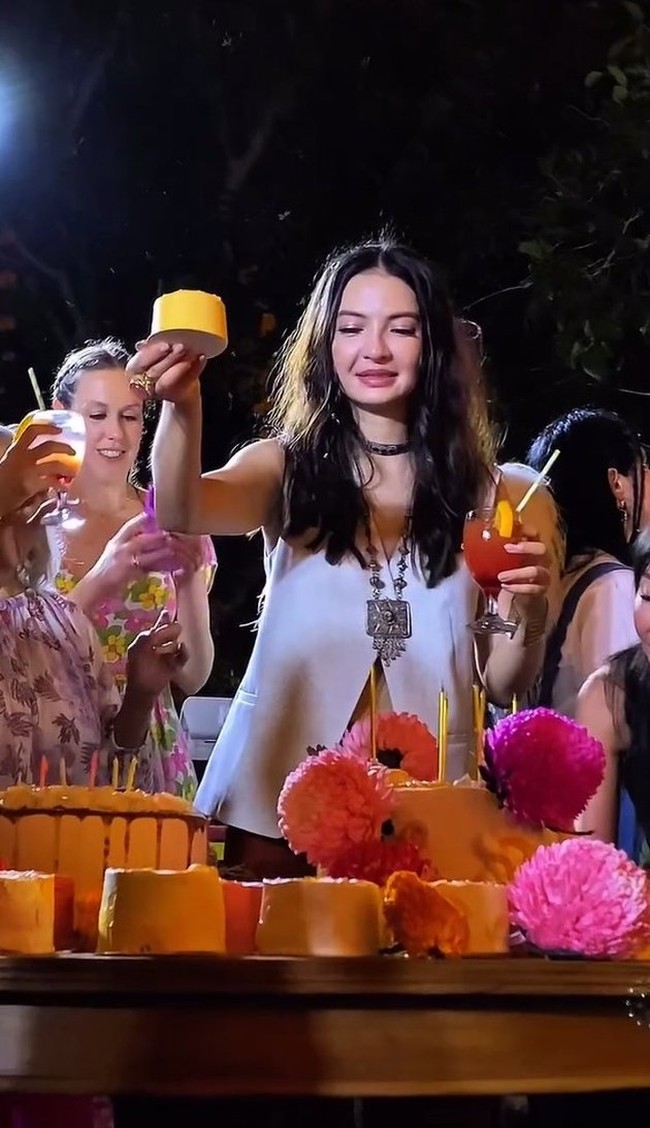 Pesta perayaan ulang tahun Raline berlangsung meriah dengan beberapa kue ulang tahun yang sudah dipersiapkan. Kebahagiaan jelas terpancar di wajah Raline. Foto: Instagram/@ralineshah