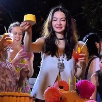 Pesta perayaan ulang tahun Raline berlangsung meriah dengan beberapa kue ulang tahun yang sudah dipersiapkan. Kebahagiaan jelas terpancar di wajah Raline. Foto: Instagram/@ralineshah