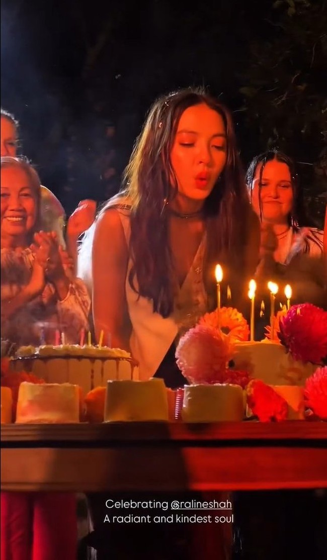 Momen tiup lilin tampak dikelilingi oleh orang-orang tersayang. Digelar outdoor, acara ulang tahun Raline tampak ramai dihadiri para sahabat. Foto: Instagram/@ralineshah