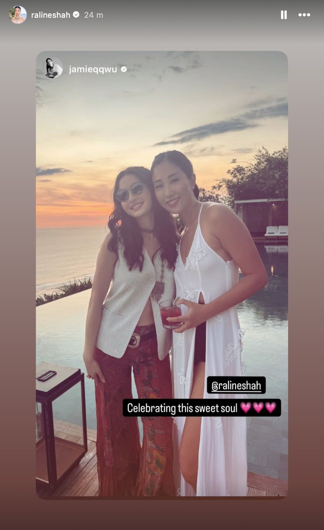 Raline tampil cantik dengan gaya bohemian. Meski sudah kepala 4 namun penampilannya masih tak kalah dengan anak ABG. Foto: Instagram/@ralineshah