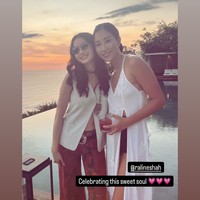 Raline tampil cantik dengan gaya bohemian. Meski sudah kepala 4 namun penampilannya masih tak kalah dengan anak ABG. Foto: Instagram/@ralineshah