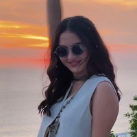 Ia memadukan vest yang memiliki bagian perut yang sedikit terlihat dengan celana panjang dan beberapa aksesori seperti kalung dan kaca mata hitam.  Foto: Instagram/@ralineshah