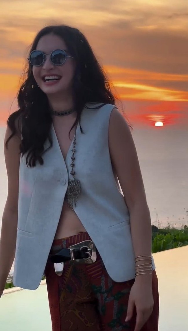 Berpose dengan latar belakang sunset yang indah, Raline tampil penuh percaya diri memancarkan pesona kecantikannya.  Foto: Instagram/@ralineshah