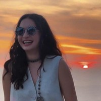 Berpose dengan latar belakang sunset yang indah, Raline tampil penuh percaya diri memancarkan pesona kecantikannya.  Foto: Instagram/@ralineshah