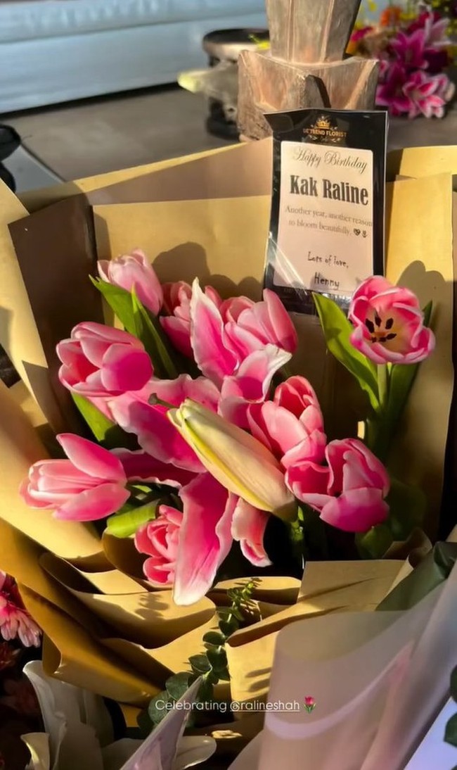 Raline juga mendapat beragam buket bunga ucapan ulang tahun untuk dirinya. Salah satunya bunga berwarna merah muda yang ada di dalam foto yang diunggahnya. Foto: Instagram/@ralineshah