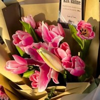 Raline juga mendapat beragam buket bunga ucapan ulang tahun untuk dirinya. Salah satunya bunga berwarna merah muda yang ada di dalam foto yang diunggahnya. Foto: Instagram/@ralineshah