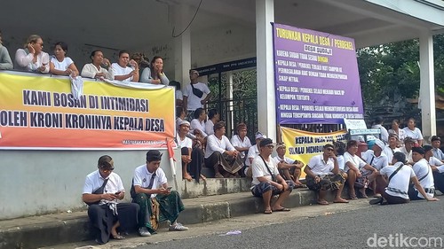 Ratusan warga menggeruduk Kantor Perbekel Sudaji, Kecamatan Sawan, Buleleng, Bali, Kamis (6/3/2025). (Foto: Made Wijaya Kusuma/detikBali)