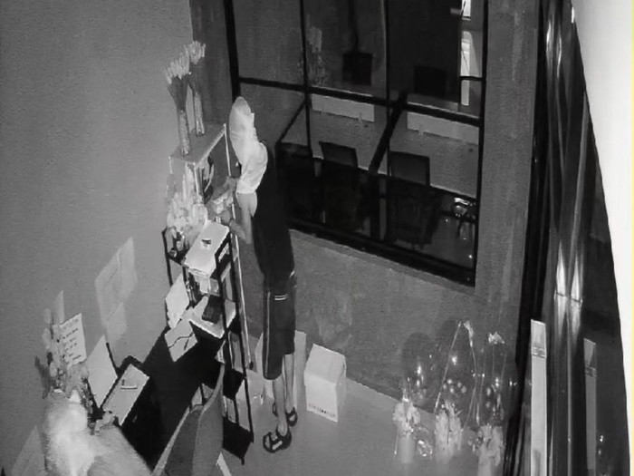 Rekaman CCTV saat pelaku mencuri kantor asuransi. (Dok. Polda Sumut)