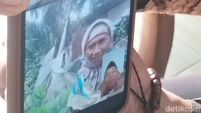 Ribut Uripah, wanita asal Kabupaten Batang yang viral disebut tinggal sendiri di hutan Malaysia, saat video call dengan keluarganya, Kamis (6/3/2025).