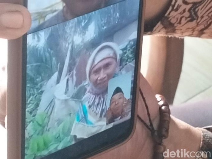 Ribut Uripah, wanita asal Kabupaten Batang yang viral disebut tinggal sendiri di hutan Malaysia, saat video call dengan keluarganya, Kamis (6/3/2025).