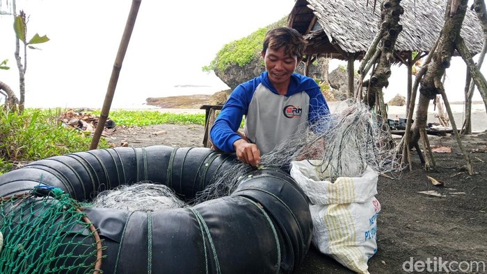 Roni, nelayan di Pantai Legokjawa Pangandaran.