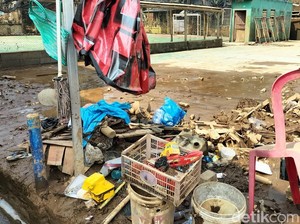 Video: Curhat Warga Rawajati Minta Sampah Bekas Banjir Dibereskan