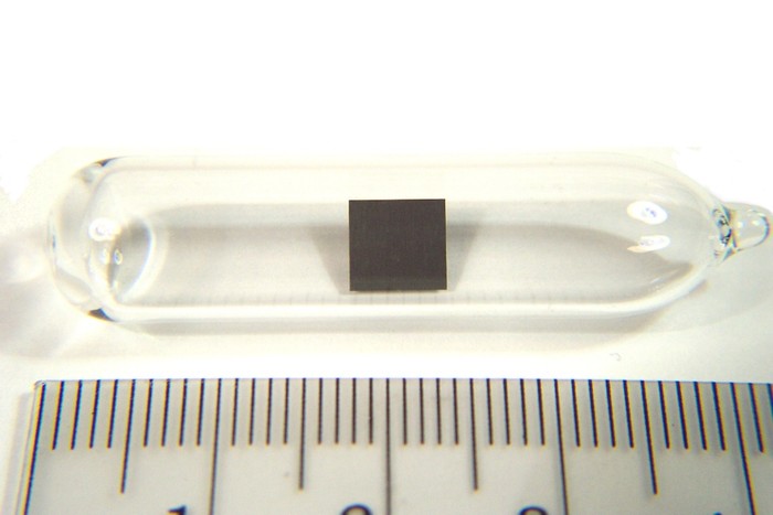 Sampel thorium di dalam ampul yang berisi gas argon.
