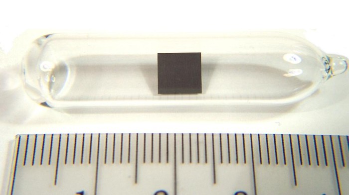 Sampel thorium di dalam ampul yang berisi gas argon.