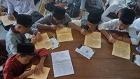 Sejumlah santri mengaji kitab hadits Arbain Nawawi saat ngabuburit mengaji kitab kuning di kompleks Pondok Pesantren Al Musthofa Tebuireng 16 Wadas, Kandangan, Temanggung, Jawa Tengah, Kamis (6/3/2025).