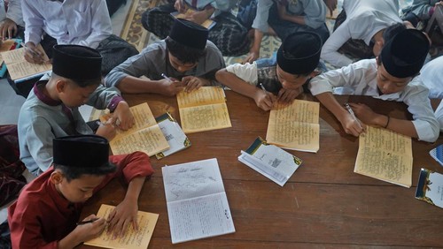 Sejumlah santri mengaji kitab Nashoihul Ibad saat Ngabuburit mengaji kitab kuning di kompleks Pondok Pesantren Al Musthofa Tebuireng 16 Wadas, Kandangan, Temanggung, Jawa Tengah, Kamis (6/3/2025). Selama bulan Ramadhan di ponpes tersebut santri diwajibkan mengikuti program Ngabuburit Ngaji Kitab Kuning berjudul Arbain Nawawi dan Nashoihul Ibad untuk menambah pengetahuan tentang ilmu adab dan tasawuf sekaligus mengisi waktu menjelang berbuka puasa. ANTARA FOTO/Anis Efizudin/nz