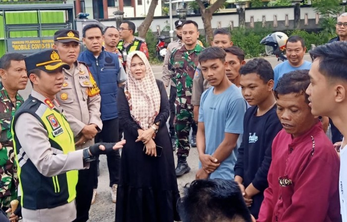 Sejumlah anak di desa Ngemplak dibina oleh Kapolres dihadapan orang tua dan kades sore tadi saat patroli.