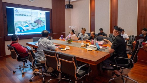 Sekda Badung lB. Surya Suamba saat memaparkan rencana pembangunan dan renovasi Gedung Museum Yadnya di Ruang Rapat Sekda Puspem Badung, Kamis (6/3/2025). (IST)