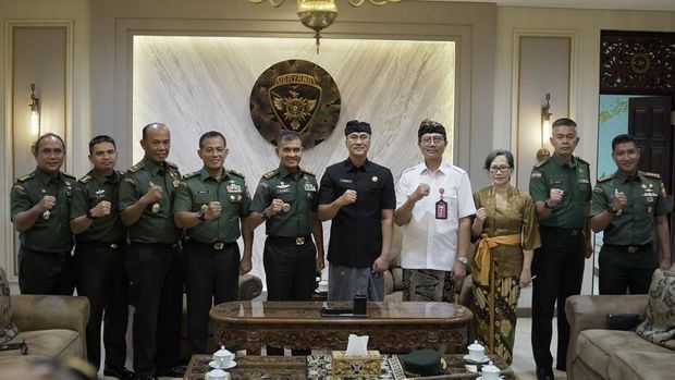 Sekda Badung Surya Suamba dengan TNI AD Mayjen TNI Muhammad Zamroni di Markas Kodam IX/Udayana, Kamis (6/3/2025). (IST)
