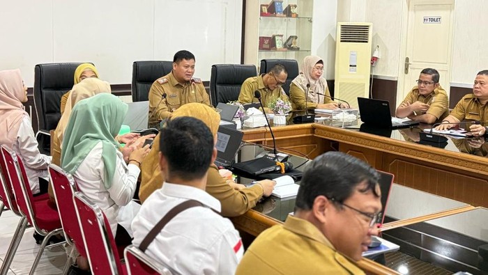 Sekda Banyuasin Erwin Ibrahim saat memimpin rapat RKPD