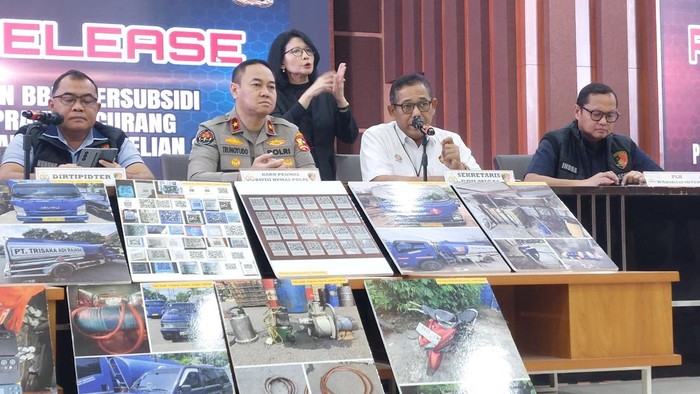 Sekretaris BPH Migas (kemeja putih)-(Rumondang/detikcom)