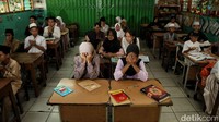 Pembelajaran di kelas dimulai dan diakhiri dengan berdoa.  