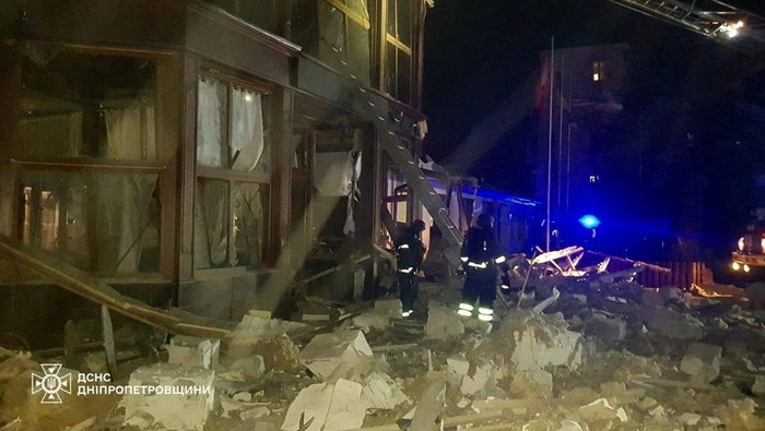 Serangan Rudal Rusia Hantam Hotel di Kryvyi Rih Ukraina Emergency personnel work in a destroyed building following a Russian missile strike, amid Russia's attack on Ukraine, in Kryvyi Rih, Ukraine March 5, 2025. Press service of the State Emergency Service of Ukraine in Dnipropetrovsk region/Handout via REUTERS ATTENTION EDITORS - THIS IMAGE HAS BEEN SUPPLIED BY A THIRD PARTY. WATERMARK FROM SOURCE. TPX IMAGES OF THE DAY
