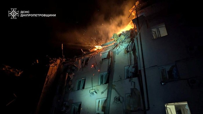 Emergency personnel work in a destroyed building following a Russian missile strike, amid Russias attack on Ukraine, in Kryvyi Rih, Ukraine March 5, 2025. Press service of the State Emergency Service of Ukraine in Dnipropetrovsk region/Handout via REUTERS ATTENTION EDITORS - THIS IMAGE HAS BEEN SUPPLIED BY A THIRD PARTY. WATERMARK FROM SOURCE. TPX IMAGES OF THE DAY