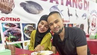 Namun, di Instagram, istri Teuku Wisnu ini sering membagikan kesehariannya saat kulineran. Seperti ini, ketika ia dan suaminya malam mingguan sambil menikmati pecel lele. Foto: Instagram @shireensungkar