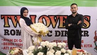 Pasangan ini sepertinya memang hobi makan di warung pecel lele. Sampai-sampai ia diberi kejutan romantic dinner oleh suaminya dengan konsep makan di warung pecel lele. Foto: Instagram @shireensungkar