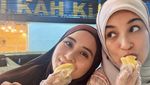 Momen Shireen Sungkar Makan di Warung Tenda hingga Masak di Rumah